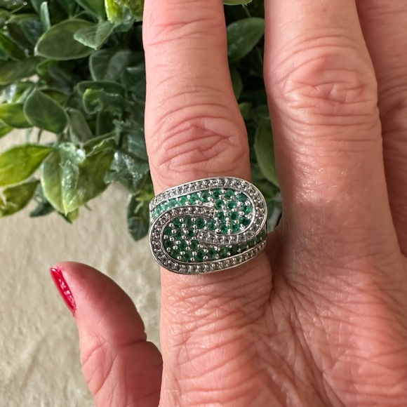 Emerald Green and Swarovski Crystal Ring in Sterling Silver. Size 8. 💚🤍 - Picture 2 of 7